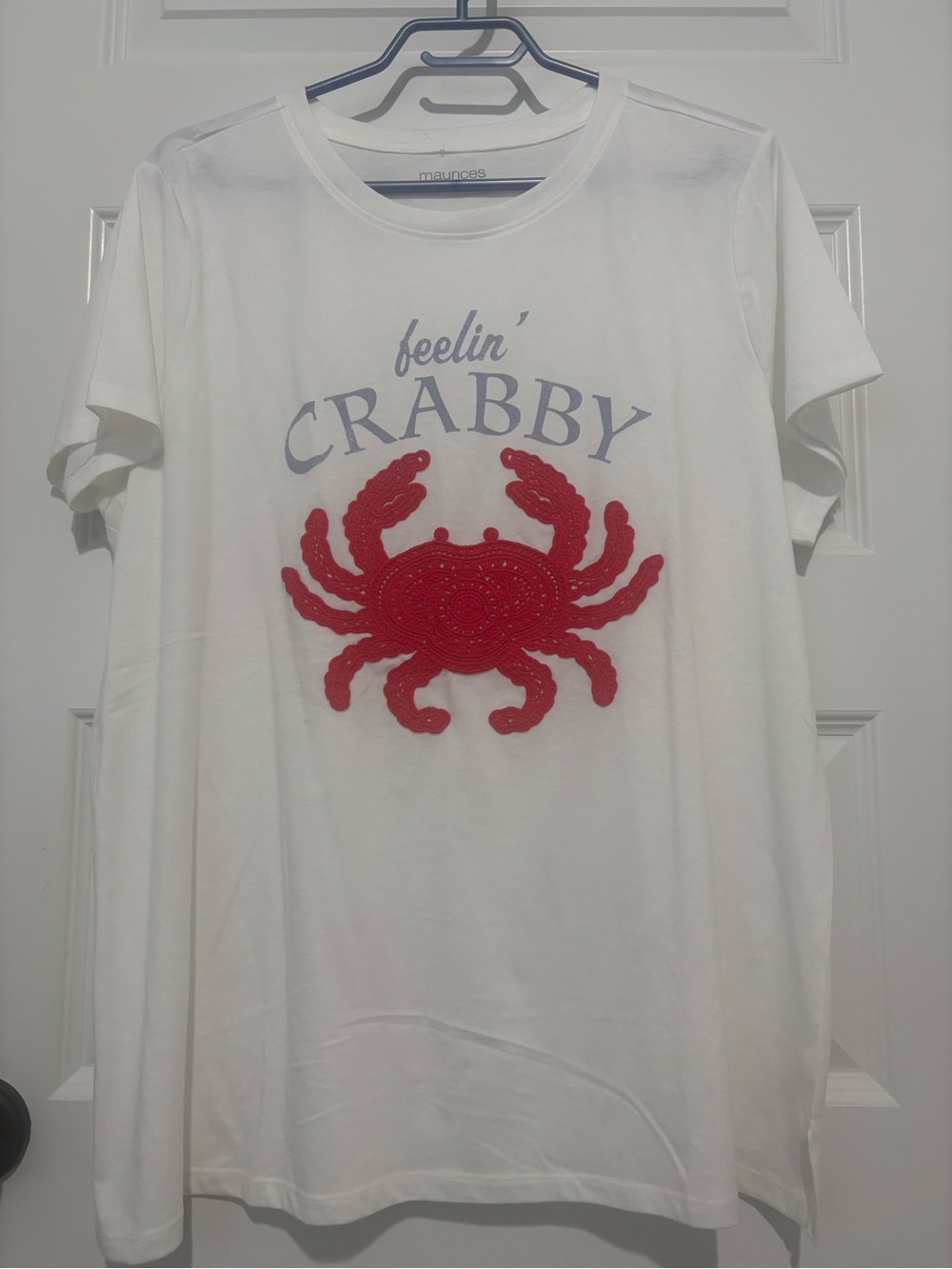 Feelin’ Crabby White Classic Fit Tee with Knit Crab Appliqué Size 0X 🦀